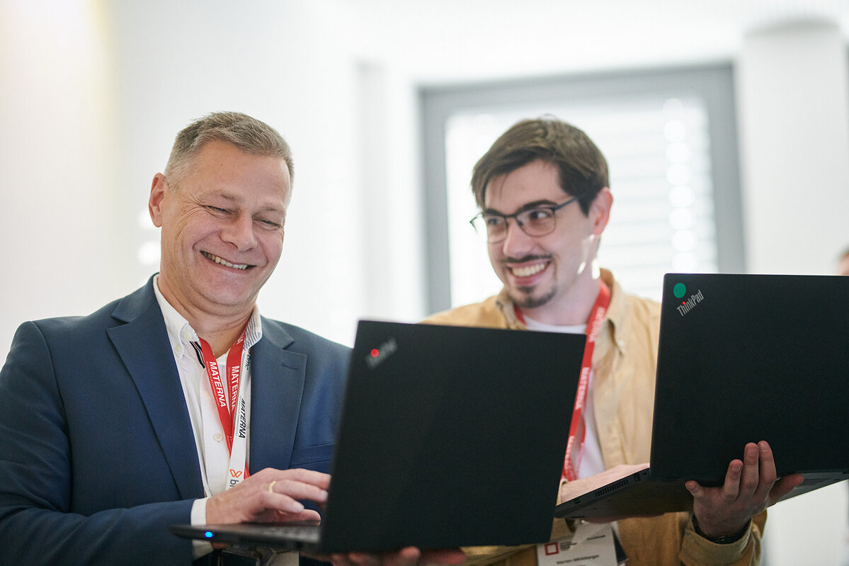 Zwei Kollegen am Innovation Forum