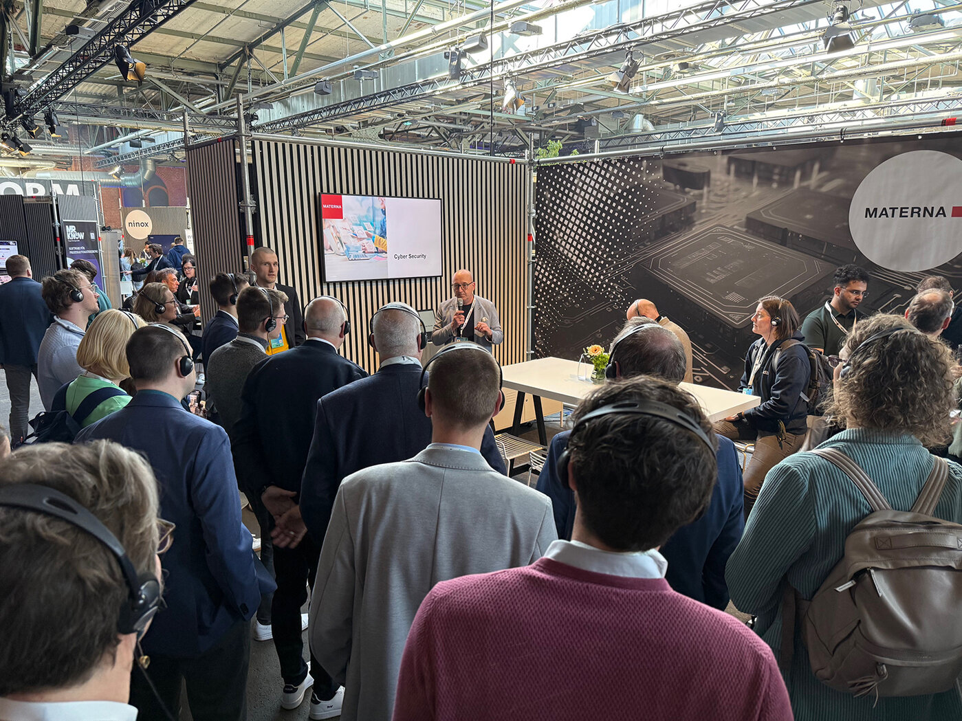 Viele Besucher am Stand auf der Transform 2025