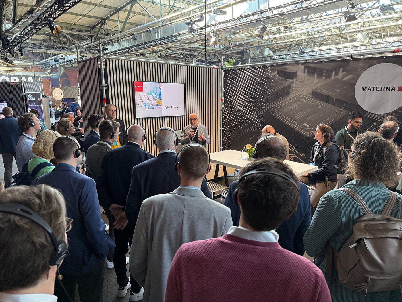 Viele Besucher am Stand auf der Transform 2025