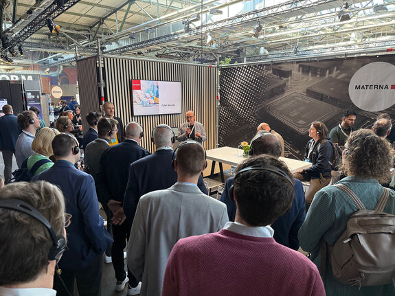 Viele Besucher am Stand auf der Transform 2025