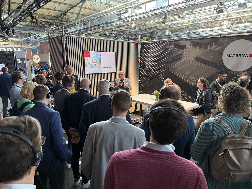 Viele Besucher am Stand auf der Transform 2025