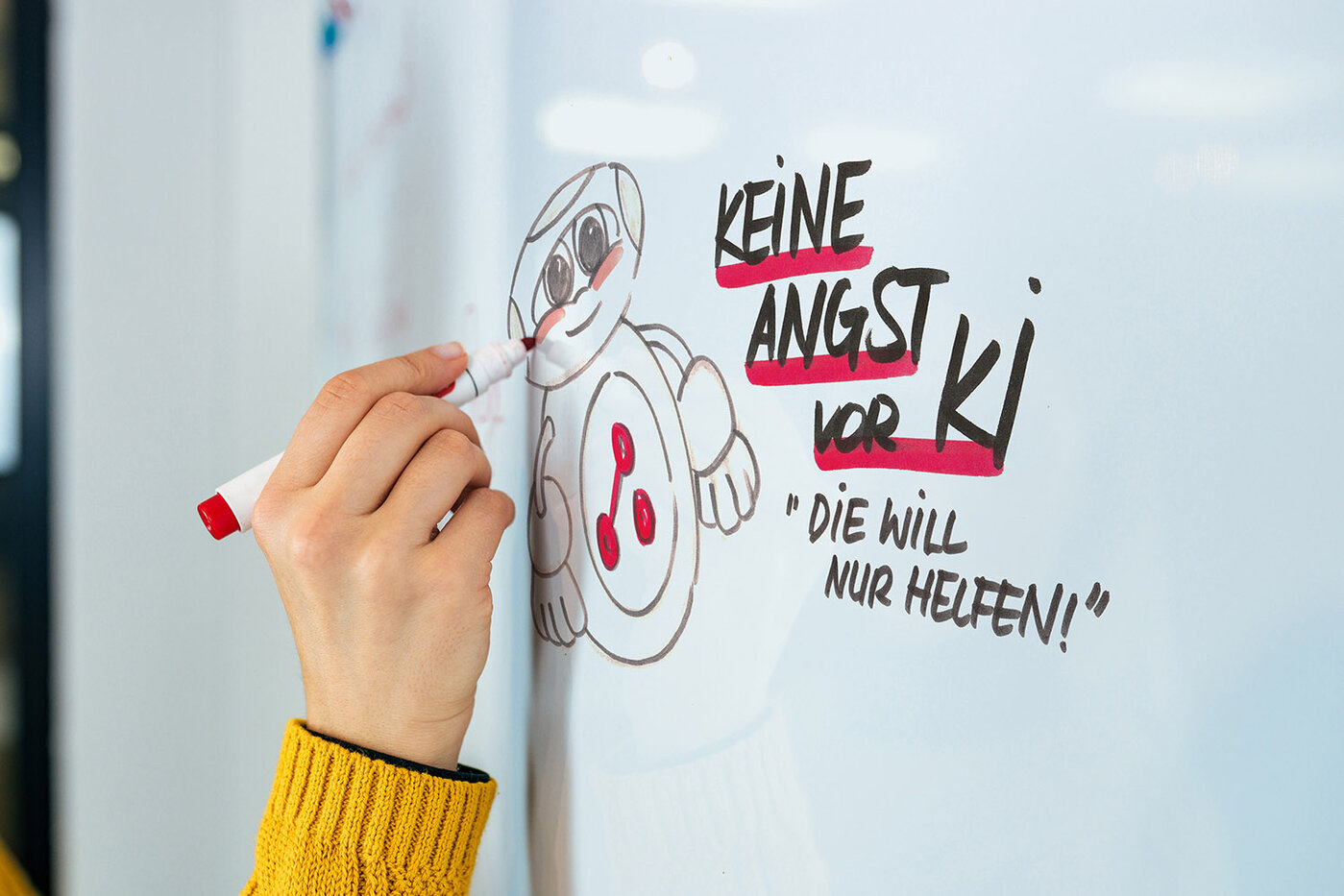 Wirtschaft, Menschen, Ideen und Bildungskonzept. Eine Frau schreibt an eine Whiteboard.