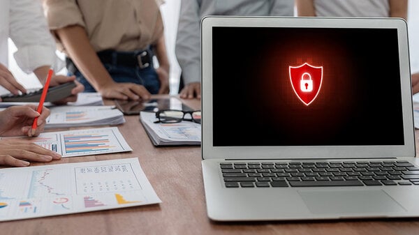 Cybersicherheitssoftware zeigt Warnungen vor Cyberangriffen zum Schutz an. Gefahr durch Viren, Phishing und Cyber-Betrug.