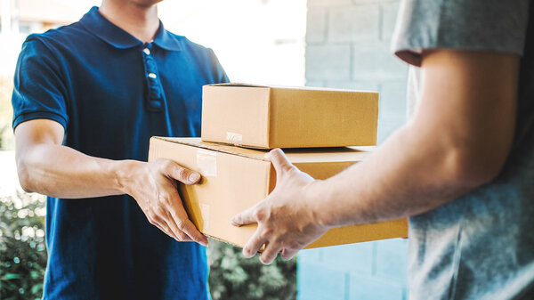 Lieferung Konzept, Annahme einer Lieferung, Boxen von professionellen Zusteller zu Hause