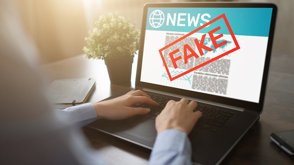 Fake News Manipulation Medien TV Desinformation Zeitungsgeschäft Internet Technologie Konzept.