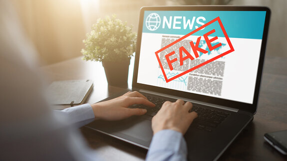 Fake News Manipulation Medien TV Desinformation Zeitungsgeschäft Internet Technologie Konzept.