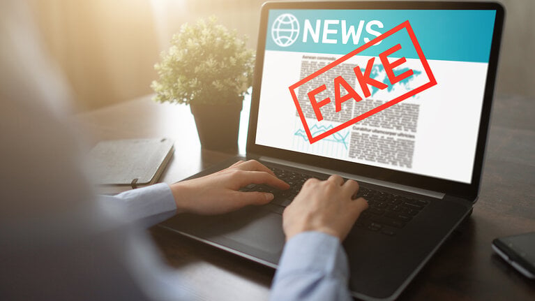 Fake News Manipulation Medien TV Desinformation Zeitungsgeschäft Internet Technologie Konzept.