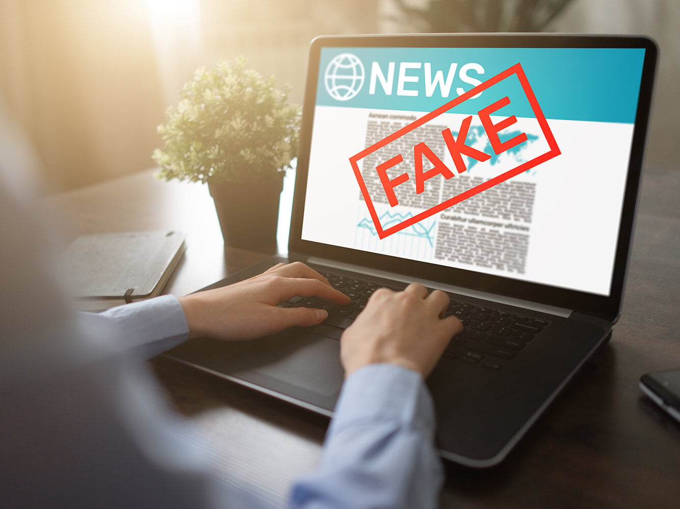 Fake News Manipulation Medien TV Desinformation Zeitungsgeschäft Internet Technologie Konzept.