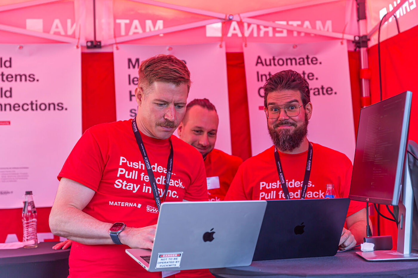 Teamfoto am Stand des DevSummit