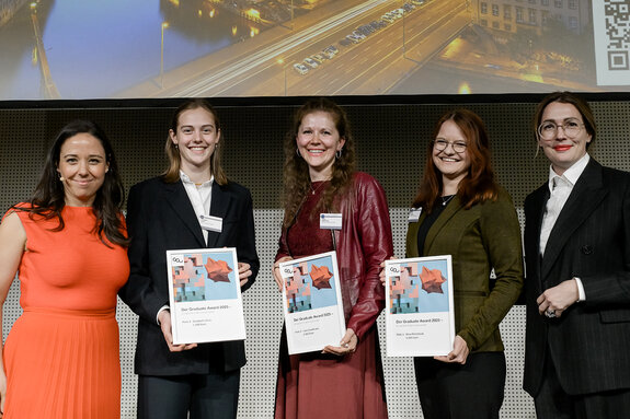 Gruppenfoto mit allen drei Gewinnern des Graduate Awards