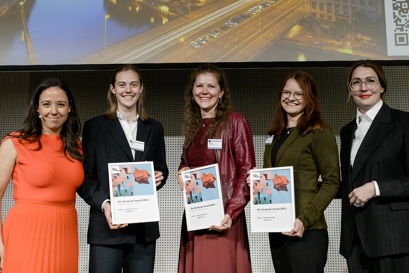 Gruppenfoto mit allen drei Gewinnern des Graduate Awards