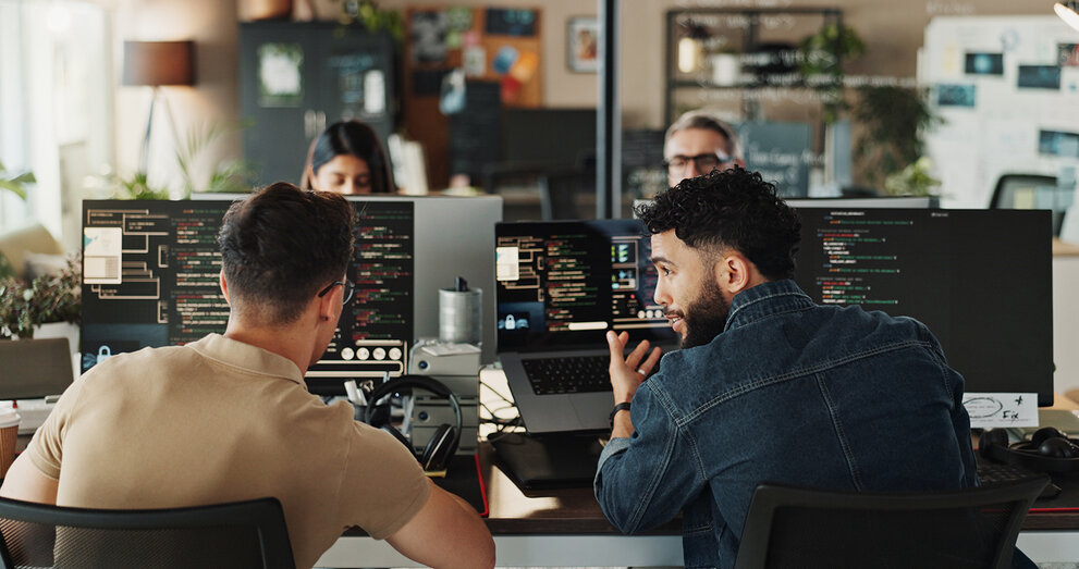 Mann, Entwickler und Hilfe bei der Codierung auf dem Computerbildschirm im Büro zum Testen von Webanwendungen oder zur Fehlersuche. Programmierung, Personal und Mitarbeiter mit Beratung bei der Entwicklung von Software-Lösungen beim Start