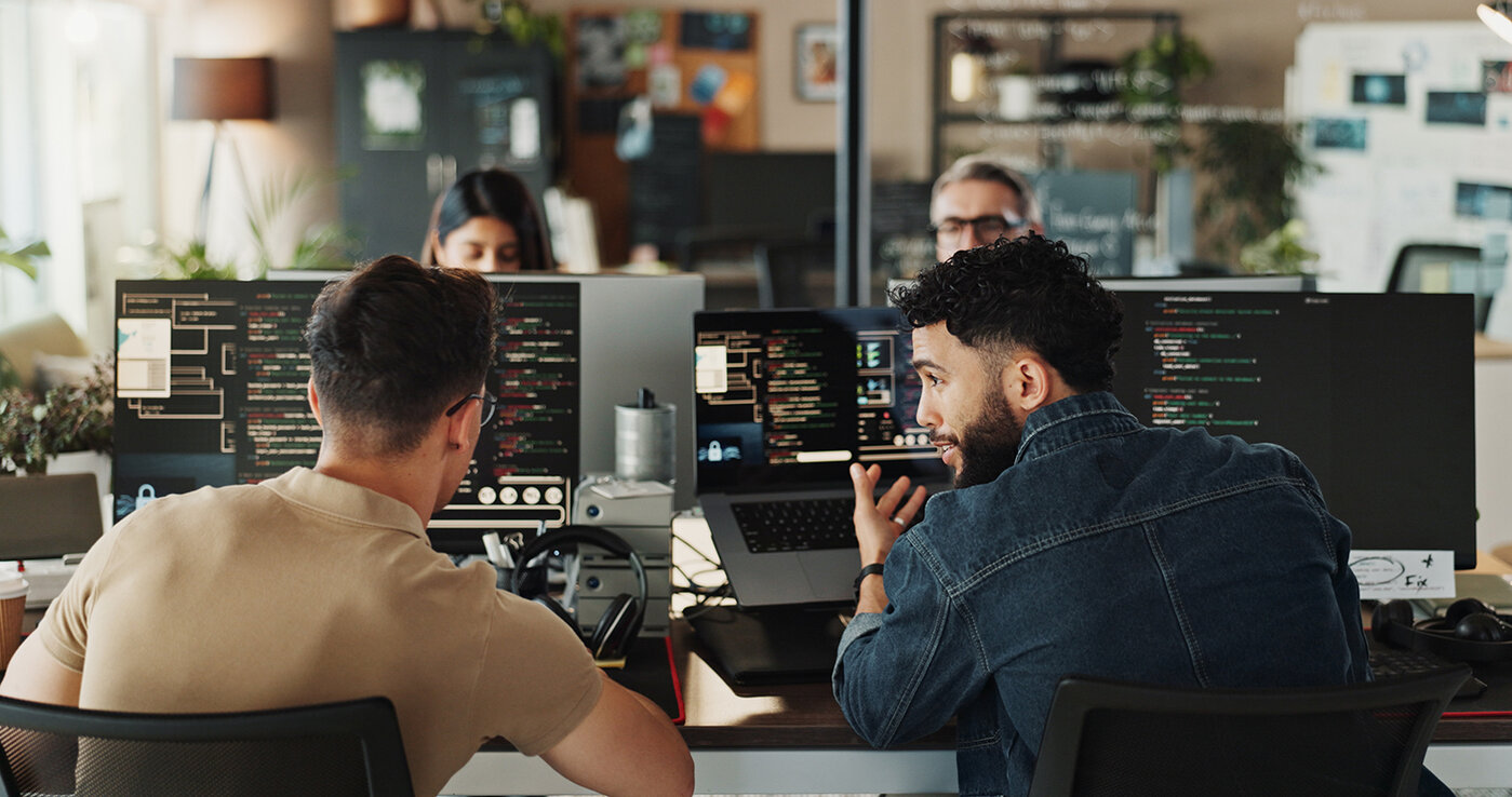 Mann, Entwickler und Hilfe bei der Codierung auf dem Computerbildschirm im Büro zum Testen von Webanwendungen oder zur Fehlersuche. Programmierung, Personal und Mitarbeiter mit Beratung bei der Entwicklung von Software-Lösungen beim Start