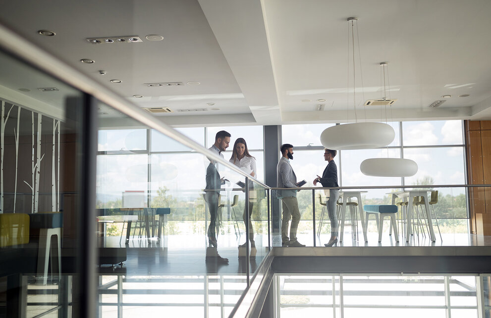 Eine Gruppe von Geschäftsleuten, die in einem Büro gehen und eine Treppe hinaufsteigen 