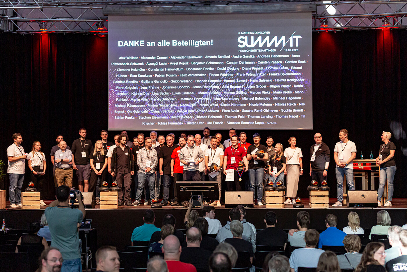 Die Bühne mit Teilnehmern am DevSummit