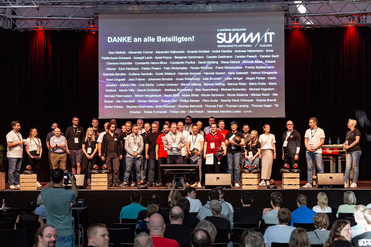 Die Bühne mit Teilnehmern am DevSummit