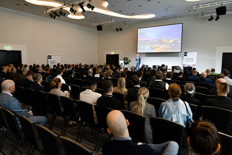 Volles Plenum beim Vortrag auf dem Smart Government Forum