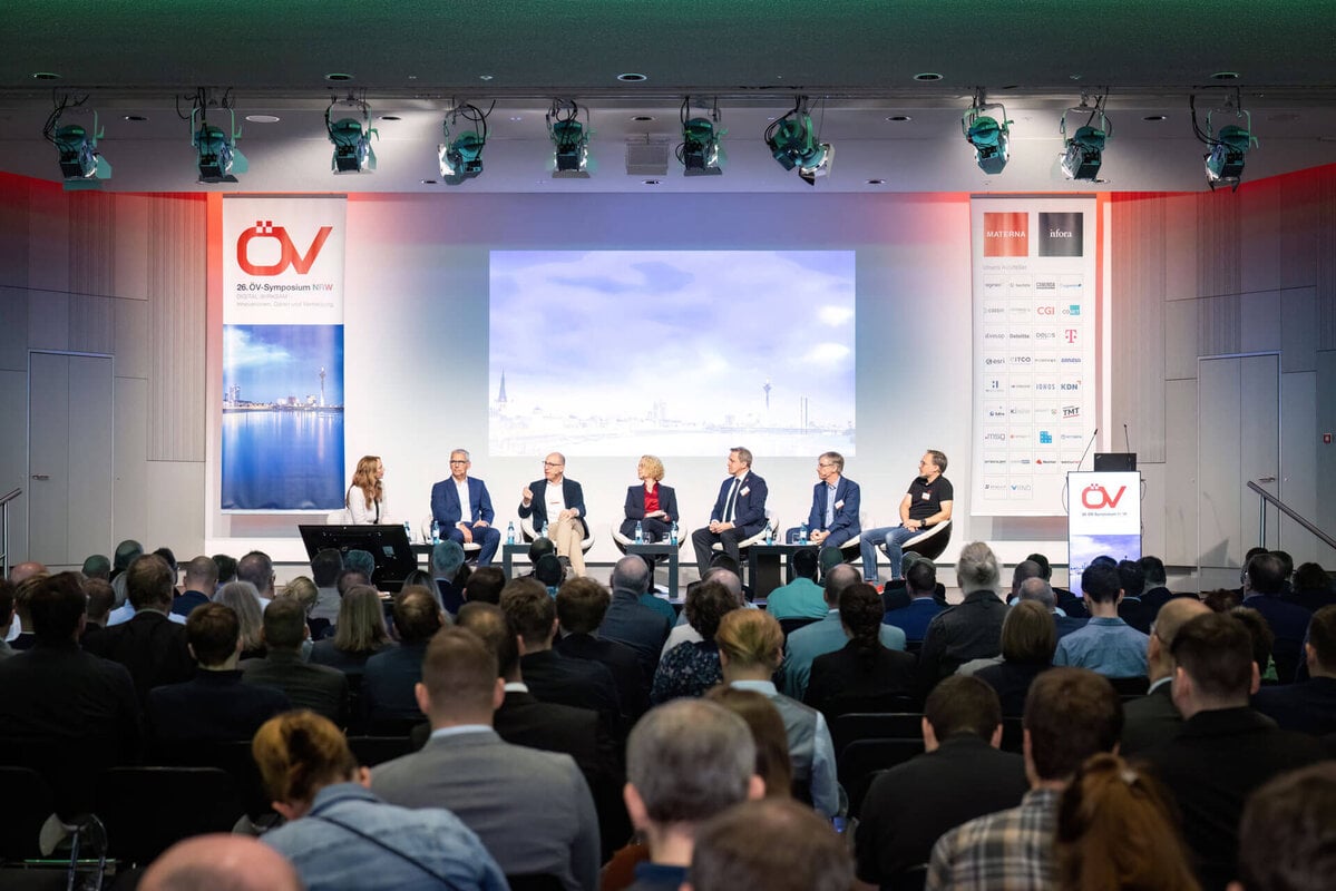 Gruppe von Speakern auf der Bühne des ÖV-Symposiums