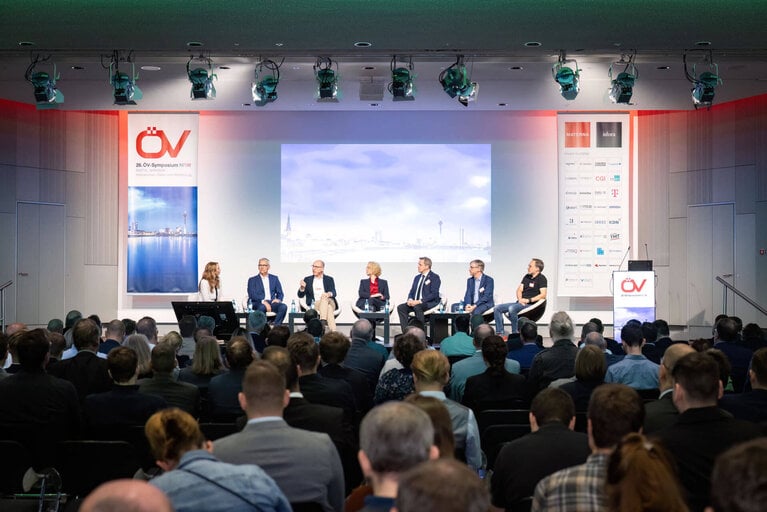 Gruppe von Speakern auf der Bühne des ÖV-Symposiums