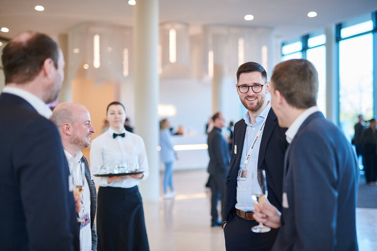 Gespräche bei der Eröffnungsfeier des neuen Headquaters von Materna, Aufnahme von innen