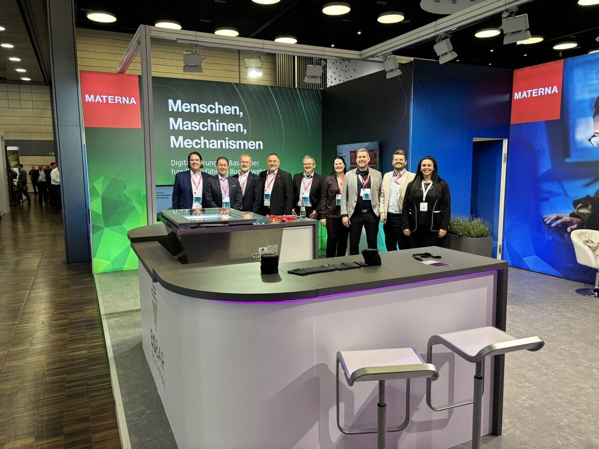 Gruppenfoto am Stand der AFCEA