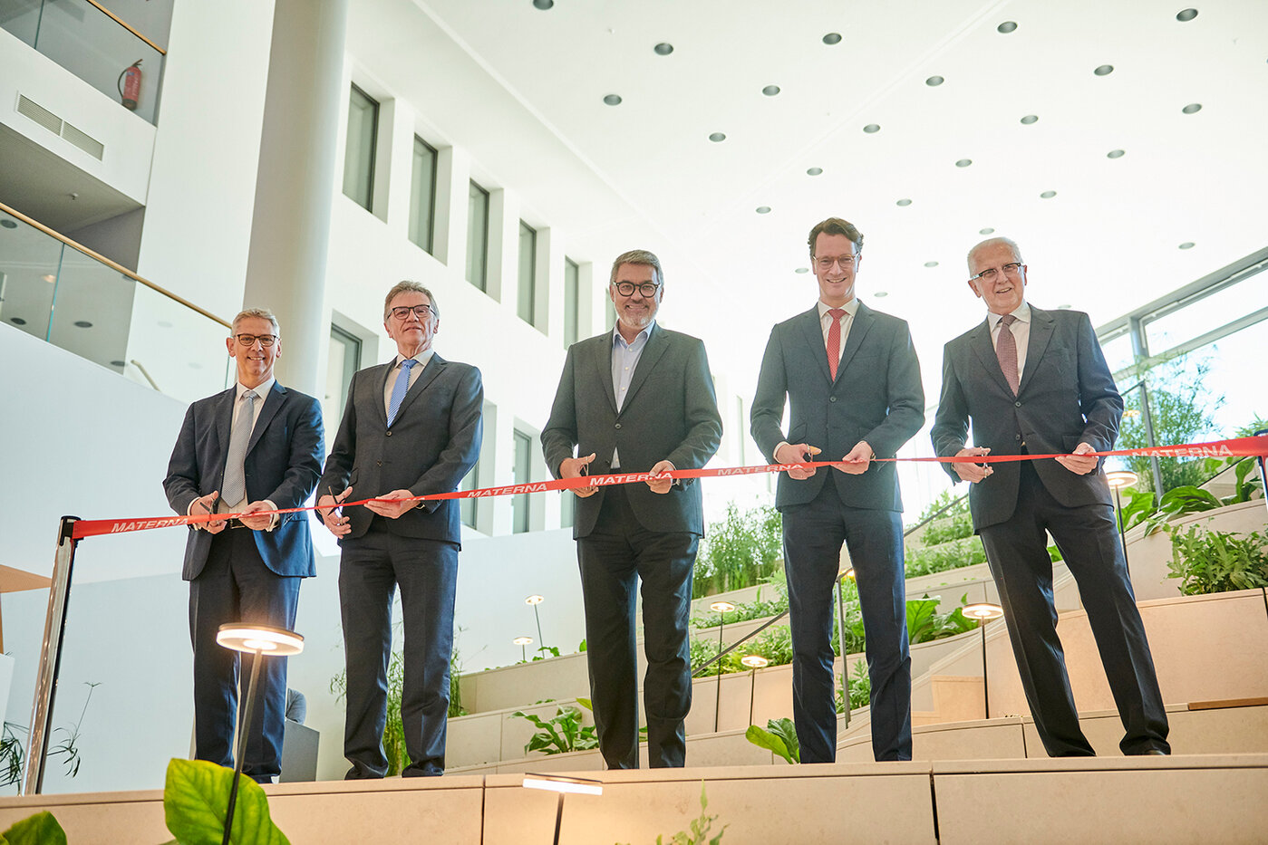 Der Vorstand und Aufsichtsrat bei der Eröffnungsfeier des neuen Headquaters von Materna, Aufnahme von innen