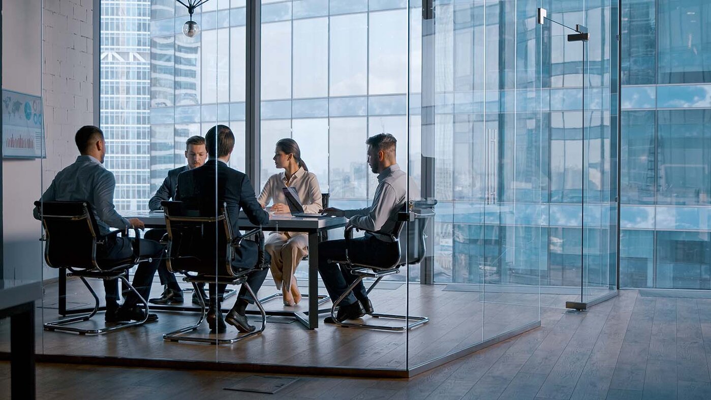  Junge Geschäftsleute, die an der Sitzung im Sitzungssaal teilnehmen
