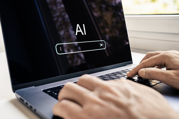  Inhalte mit KI-Prompts erstellen. Text- oder Bildgenerator auf dem Laptop. Suchmaschine mit künstlicher Intelligenz. Tool für Website-SEO. Mann am Computer in der Digitaldatenbranche.