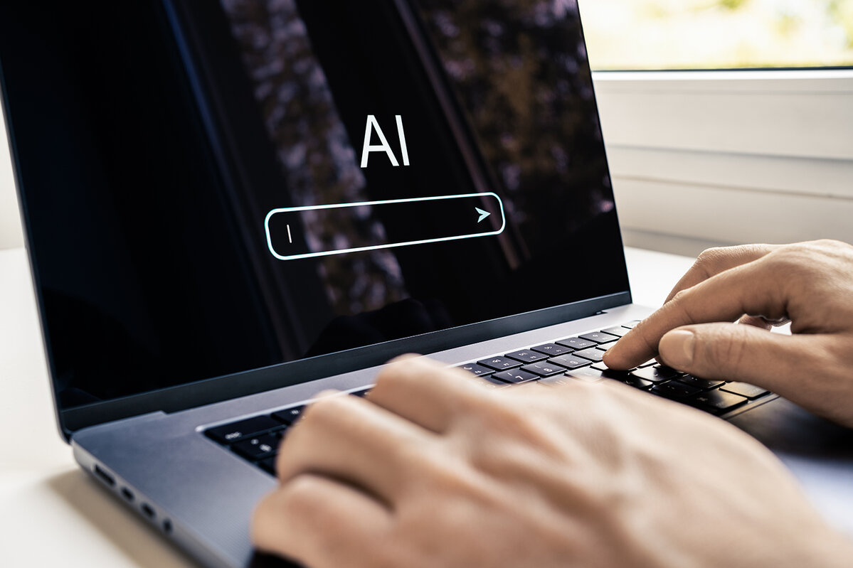  Inhalte mit KI-Prompts erstellen. Text- oder Bildgenerator auf dem Laptop. Suchmaschine mit künstlicher Intelligenz. Tool für Website-SEO. Mann am Computer in der Digitaldatenbranche.