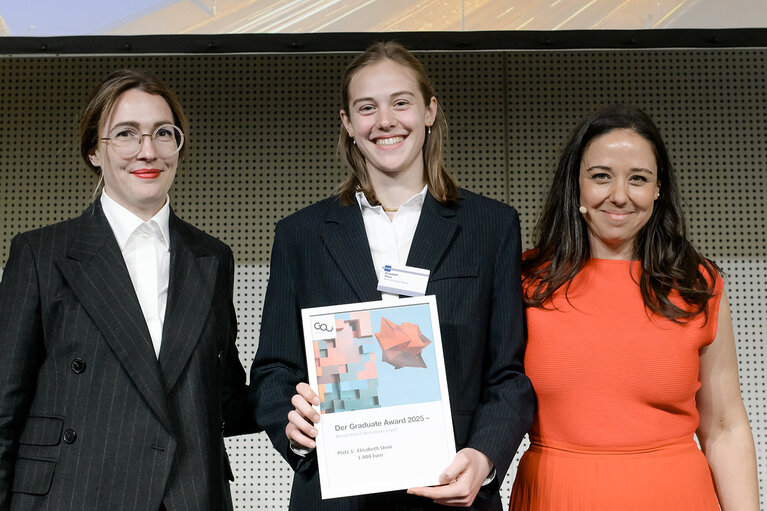 Preisverleihung des Graduate Award mit einem von 3 Gewinnern