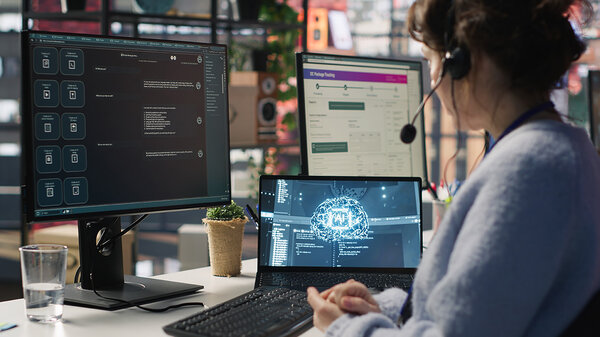  Mitarbeiter im Live-Chat-Support, der auf der Tastatur tippt und einen KI-Chatbot nutzt, um Kundenbeschwerden zu bearbeiten. Callcenter-Mitarbeiter, der sich mithilfe von künstlicher Intelligenz (LLM) und einer Kamera um unzufriedene Kunden kümmert