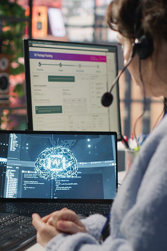  Mitarbeiter im Live-Chat-Support, der auf der Tastatur tippt und einen KI-Chatbot nutzt, um Kundenbeschwerden zu bearbeiten. Callcenter-Mitarbeiter, der sich mithilfe von künstlicher Intelligenz (LLM) und einer Kamera um unzufriedene Kunden kümmert