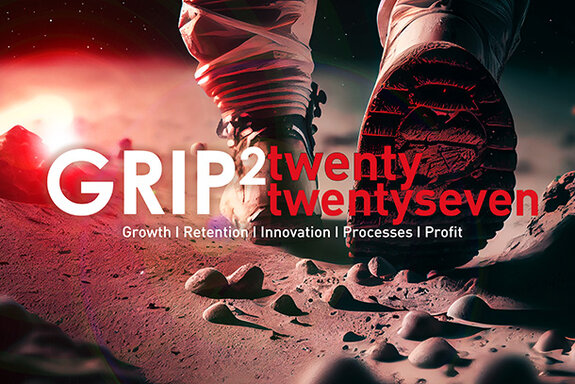 Futuristisches Konzeptbild mit einem Astronautenstiefel auf einer Mondlandschaft, kombiniert mit dem Titel "GRIP2twenty twentyseven" und den Begriffen Growth, Retention, Innovation, Processes, Profit.