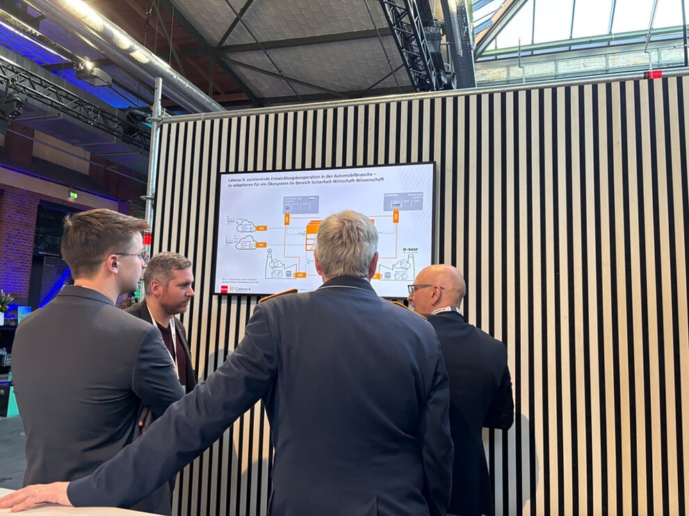 Interessierte Besucher am Stand auf der Transform 2025