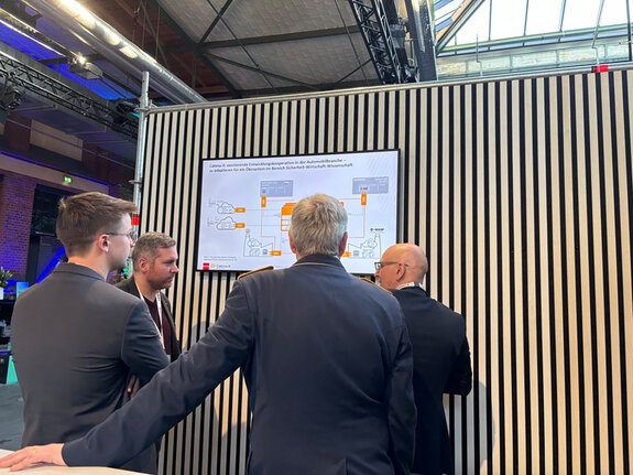Interessierte Besucher am Stand auf der Transform 2025