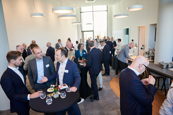Gäste bei der Eröffnungsfeier des neuen Headquaters von Materna, Aufnahme von innen
