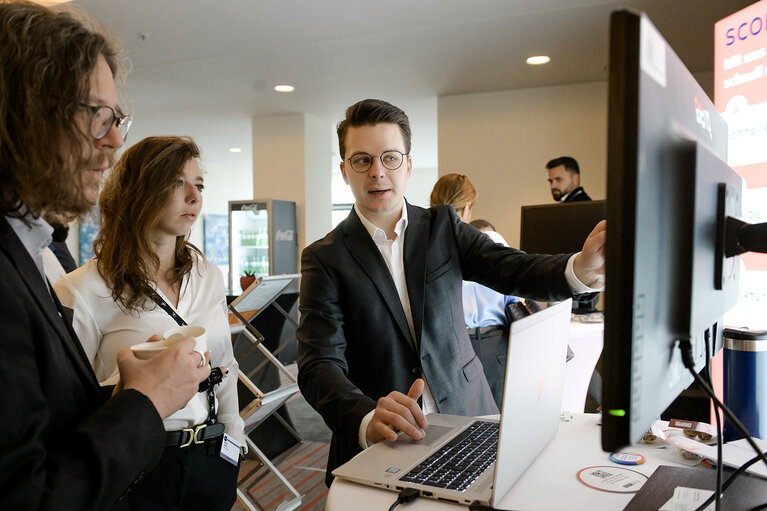 Ein Gespräch am Stand auf Smart Government Forum
