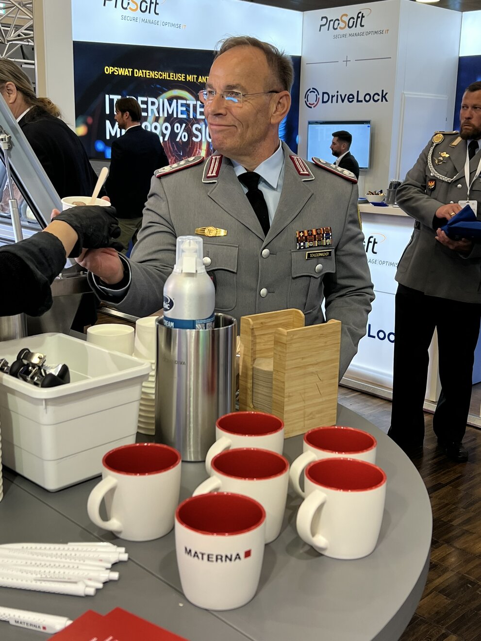 Besuch am Stand der AFCEA
