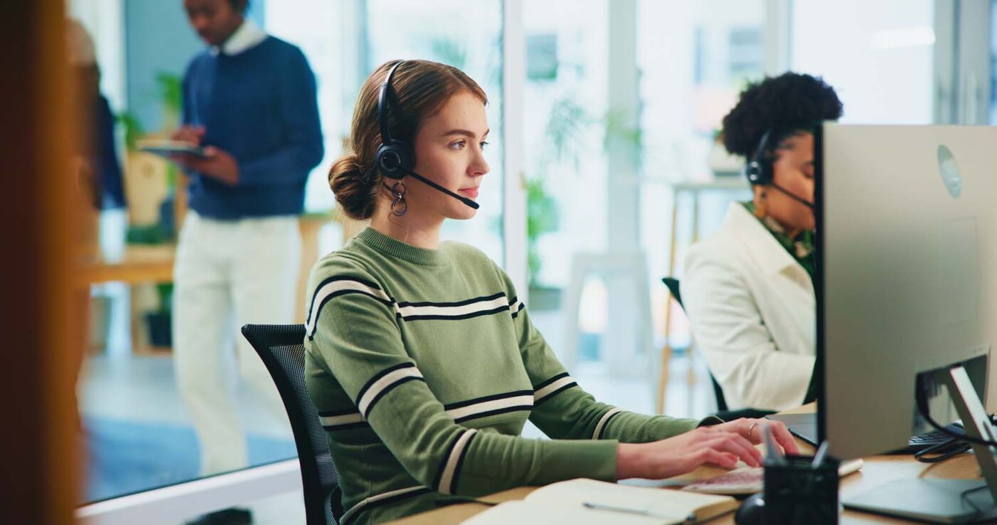 Geschäftsleute, Callcenter und Frau am Computer, Telemarketing und Mitarbeiter in einem modernen Büro. Person, Helpdesk und Berater für eine Versicherungsgesellschaft, Headset und Online-Recherche nach Kundeninformationen