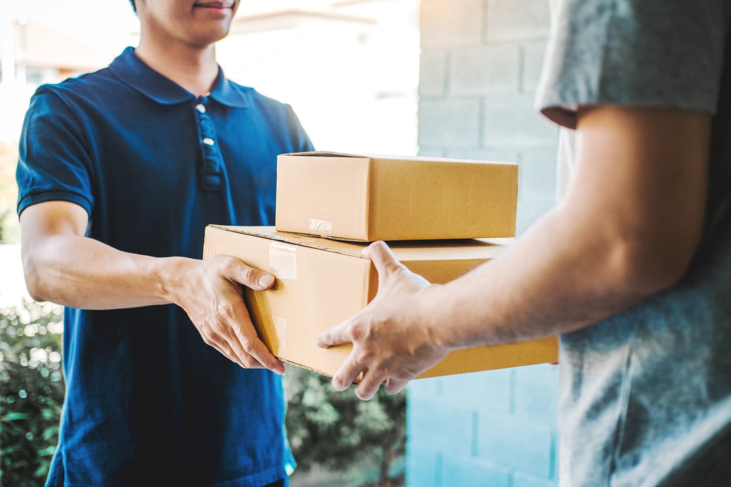 Lieferung Konzept, Annahme einer Lieferung, Boxen von professionellen Zusteller zu Hause
