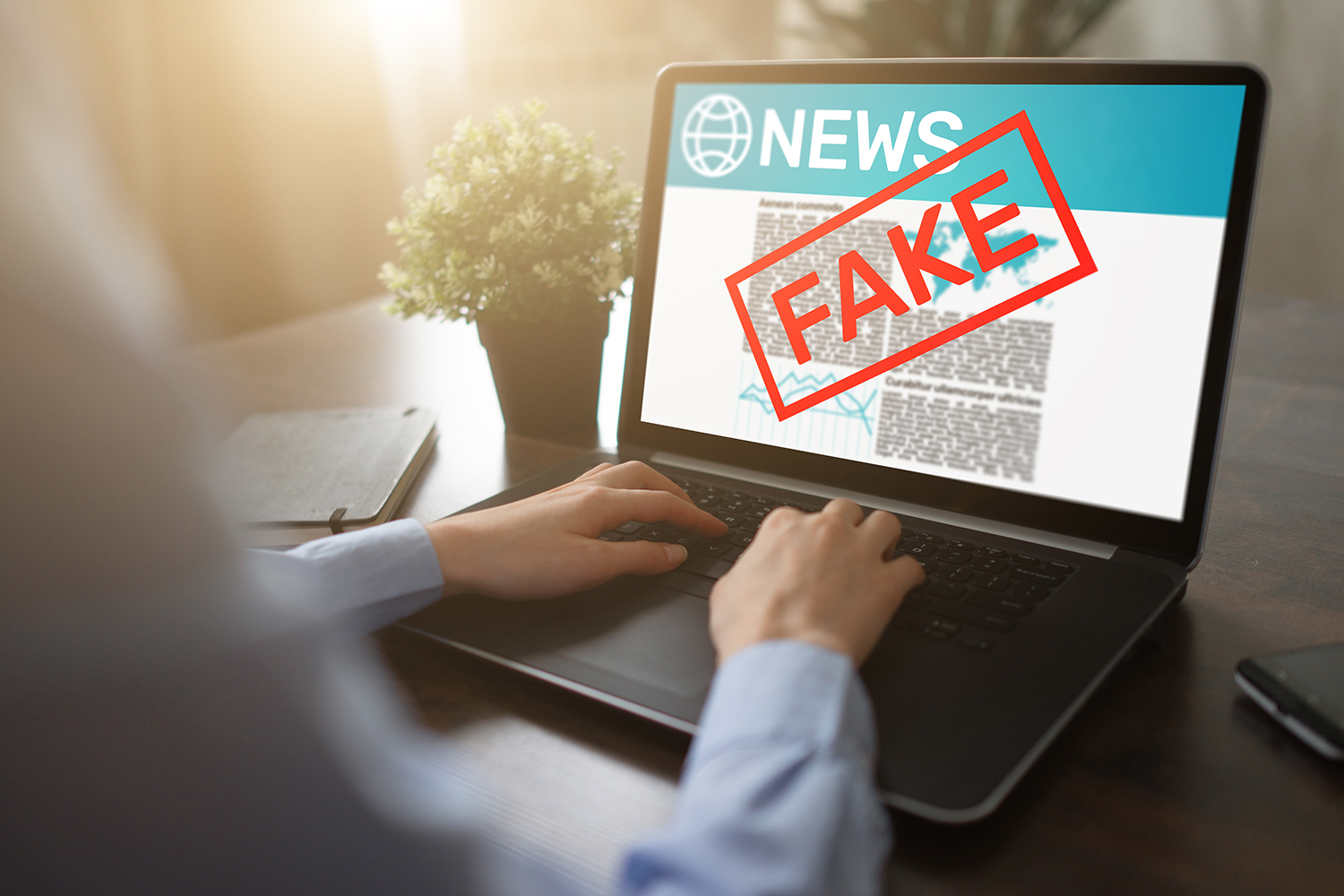 Fake News Manipulation Medien TV Desinformation Zeitungsgeschäft Internet Technologie Konzept.
