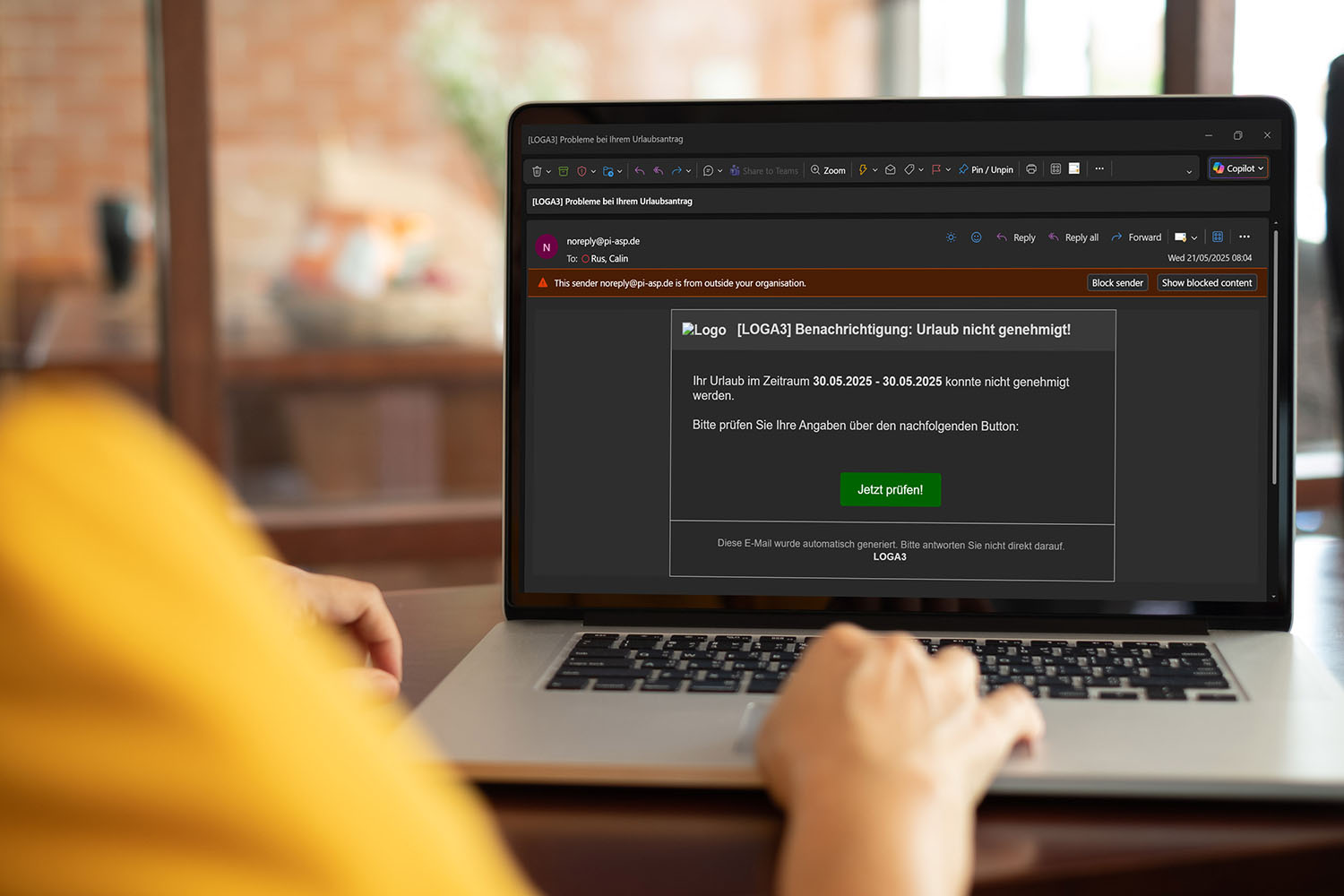 Frau liest am Laptop eine Phishing-Mail