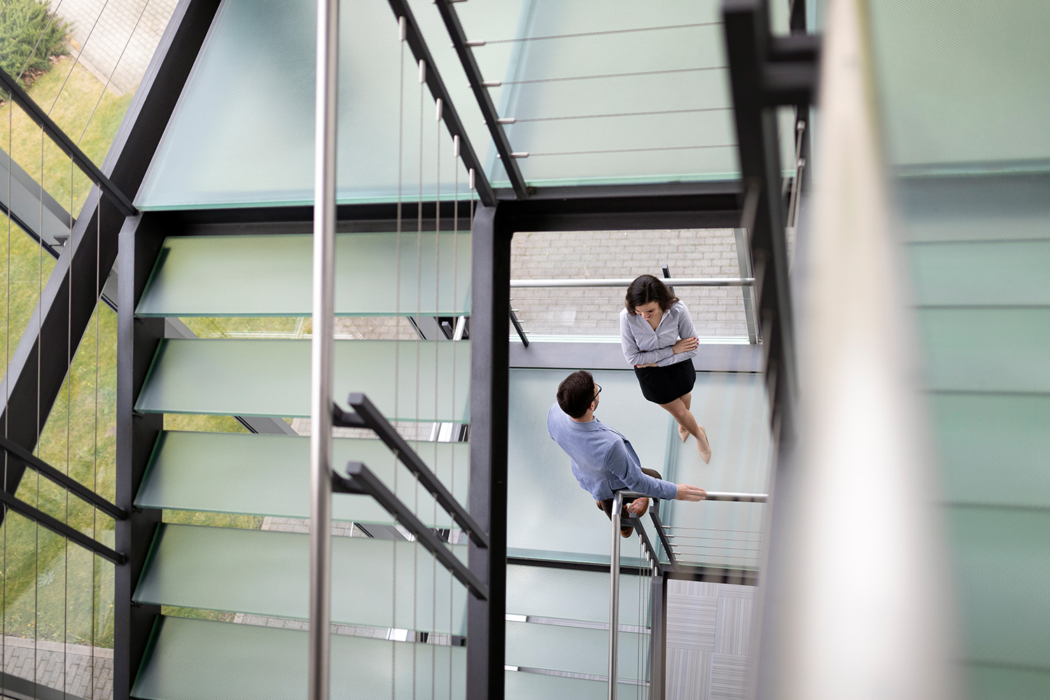 Junge Geschäftsleute steigen im Büro die Treppe hinauf 