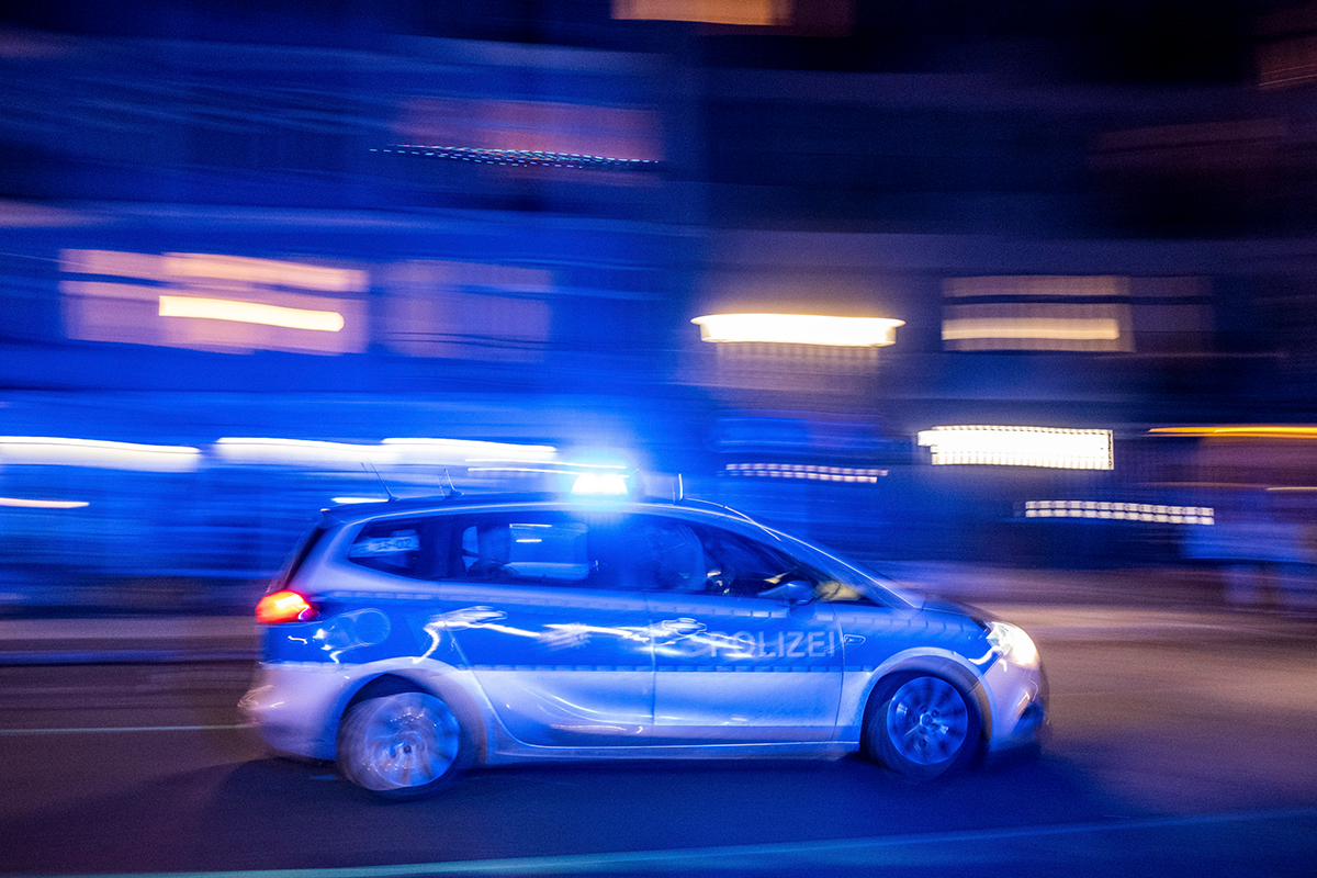 Ein Streifenwagen der Berliner Polizei fährt am Silvesterabend mit Blaulicht durch die Oderberger Straße in Berlin-Prenzlauer Berg zu einem Einsatz.
